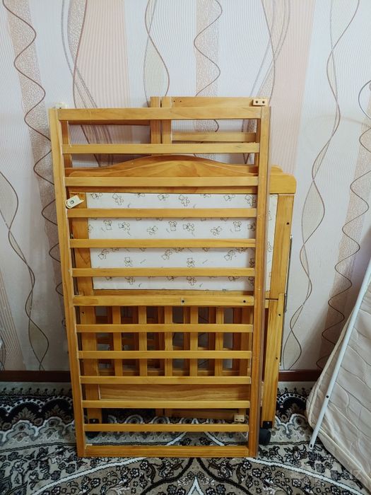 Детская кроватка из натурального дерева — компактная и прочная