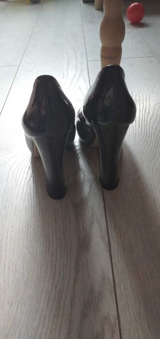 Дамски лачени обувки