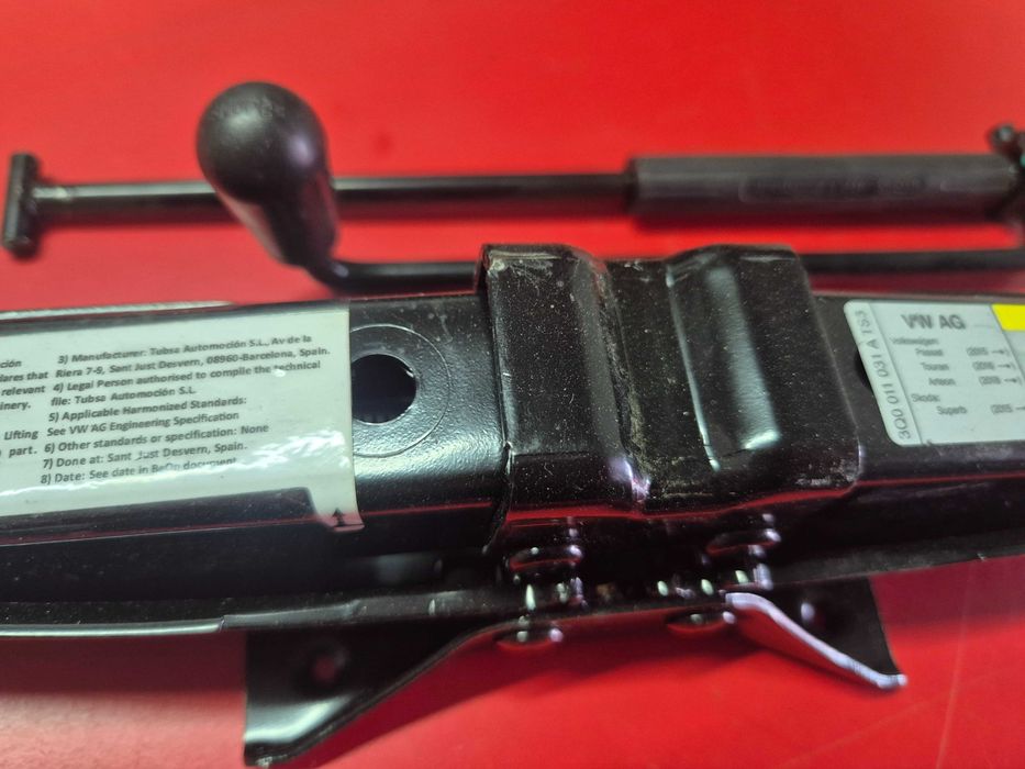 Cric Auto Original OEM VW Passat Touran Arteon / Skoda Superb - COD 3Q0011031A