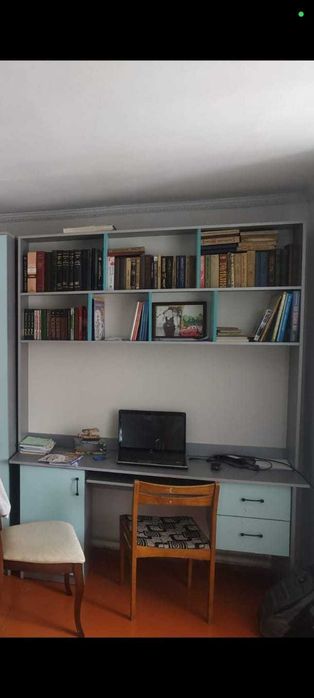 Письменный стол со стеллажами для школьника или студента