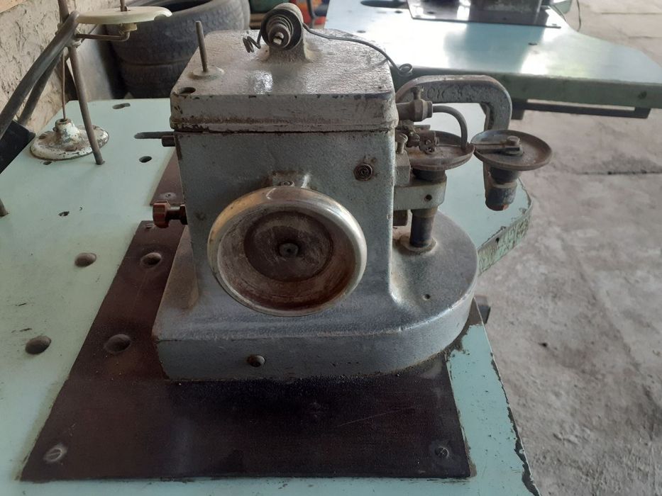 Averlok moshinka sotiladi