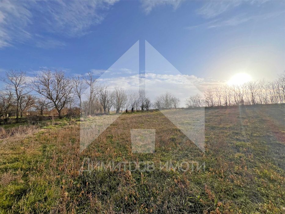 Продава къща с 2 дка двор в с. Караманите, общ Вълчи дол (обл. Варна).