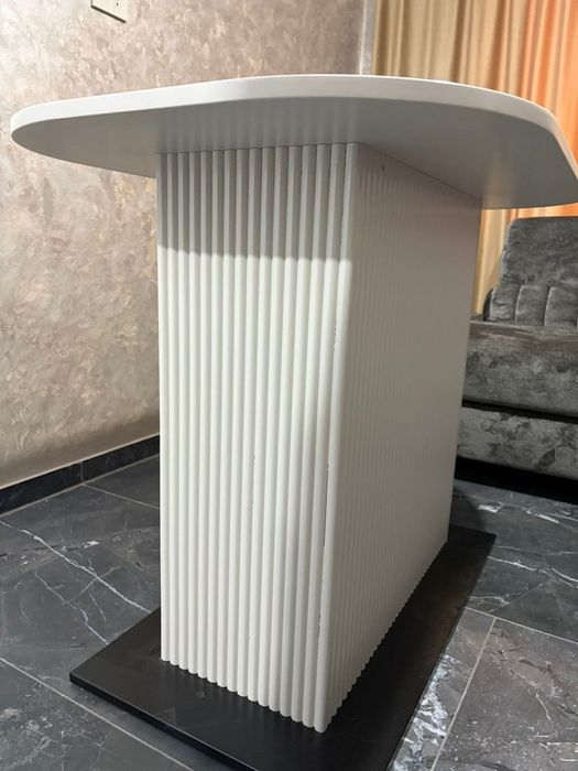 Vând masă elegantă cu design minimalist și bază riflată (fluted), realizată la comandă. Perfectă pentru living, dining sau studio aesthetic.