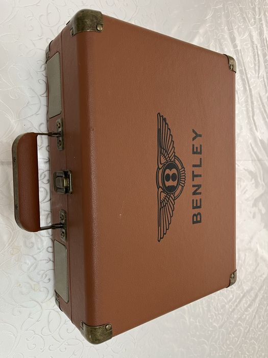 Продаю музыкальный виниловый проигрыватель