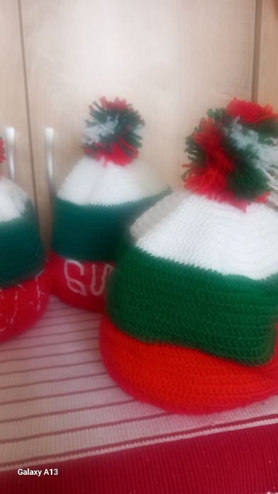 Предлагам красиви ръчно плетени шапки