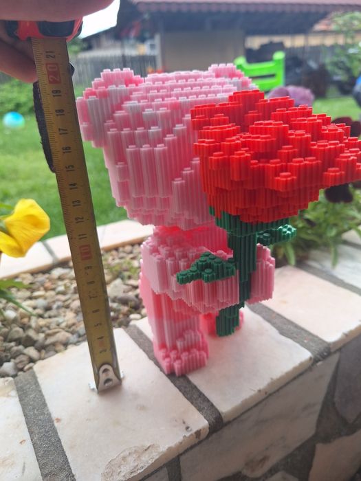 Ursuleț 3D Pixel Art cu Trandafir – 1457 piese – 20 cm înălțime – CADO