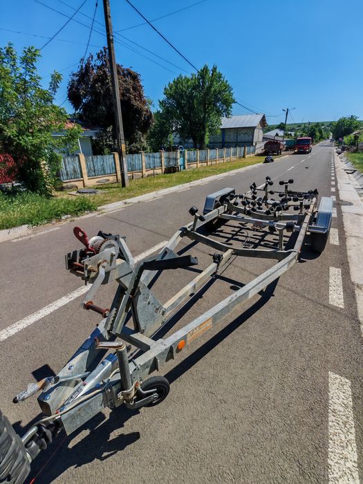 Barca cu cabina 3 persoane motor BMW M30 3200CC 1988 și transmisie BMW ZDRIVE   Tapițerie noua  piele albă. prețul nu este negociabil!