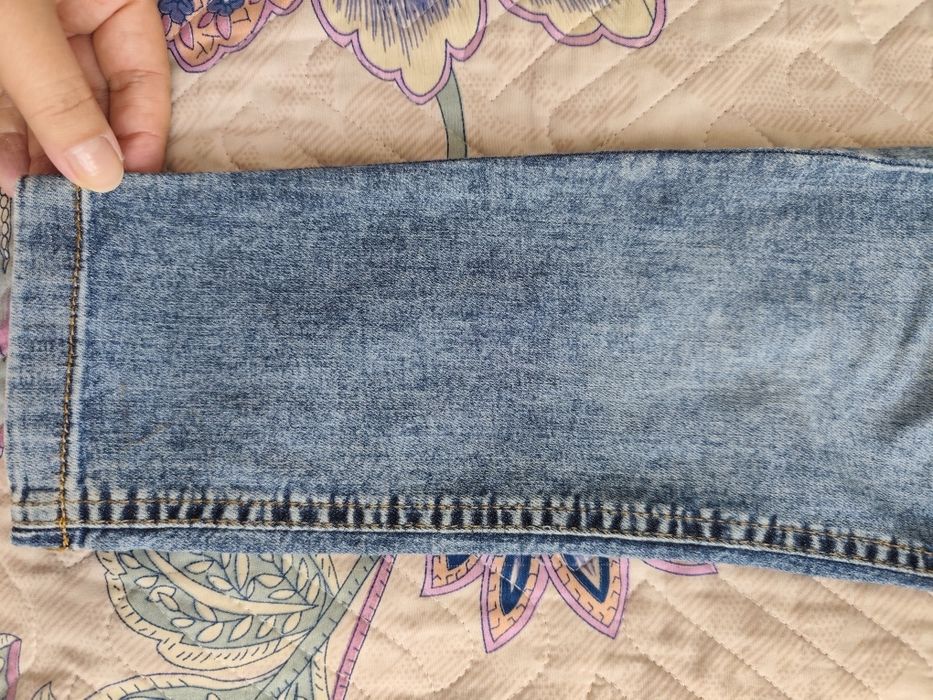 Детская рубашка и джинсовые штаны