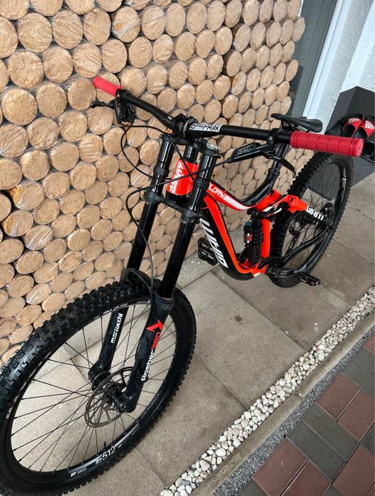 Велосипед за спускане Giant Glory Advanced 2 2018 AL 27.5