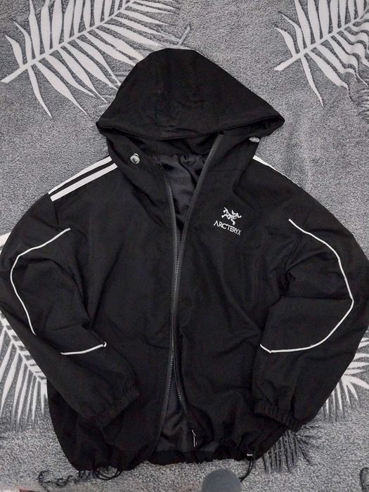 Женская ветровка с капюшоном