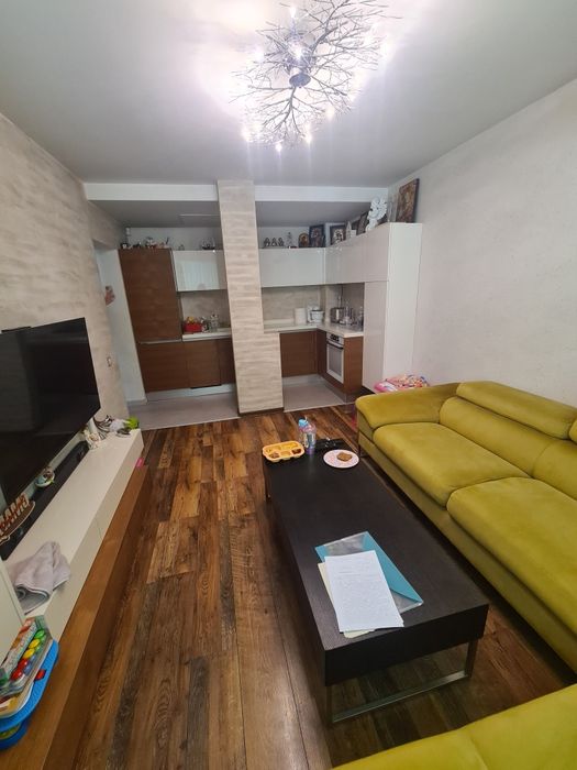 Продава се Тристаен апартамент в Пловдив, Кършияка - 80 кв.м за 1988 €/кв.м - Снимка #1
