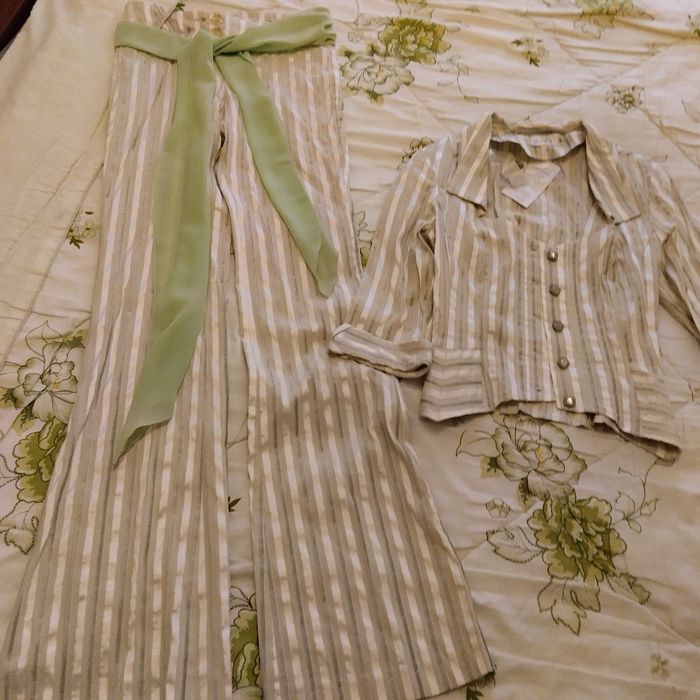 Продам женский костюм