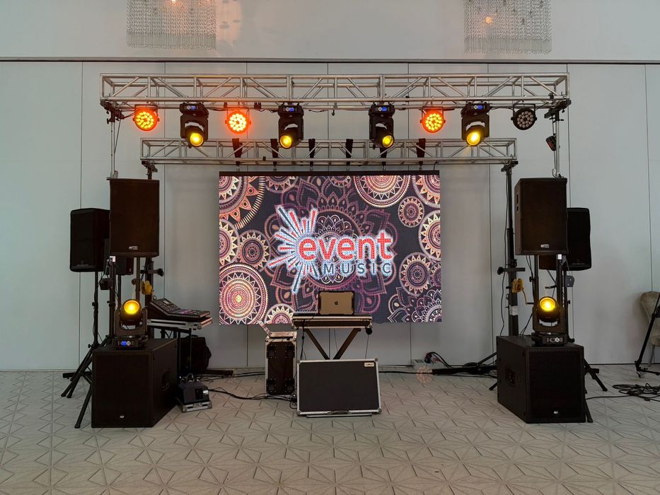 Închiriez ecran LED 12 mp + lumini profesionale evenimente