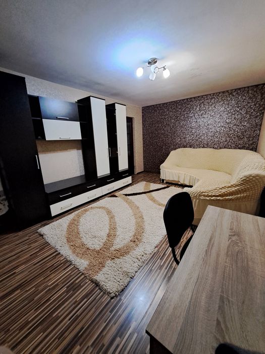 Închiriez apartament cu 3 camere, 70 m², Mircea cel Bătrân, etaj 1
