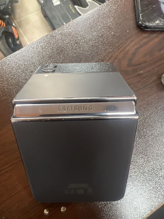 Samsung z flip 4 за части