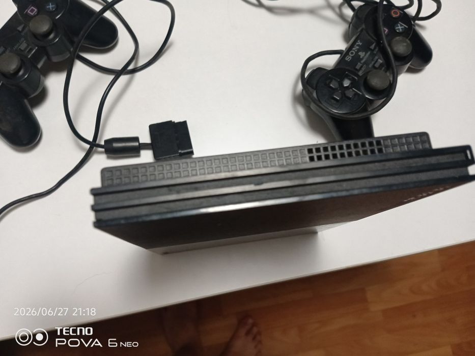 PlayStation 2 вместе с 2 джойстиками