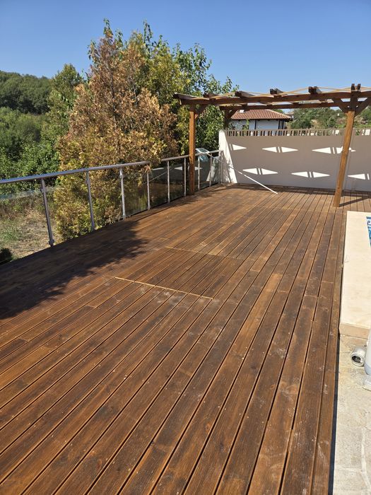 Изграждаме дървени навеси, парапети, подиуми с декинг и др.