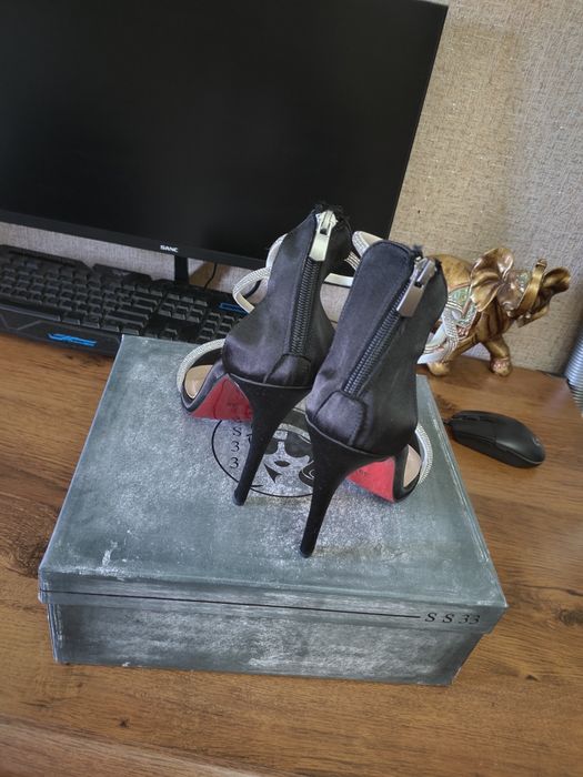 Продам туфли со стразами