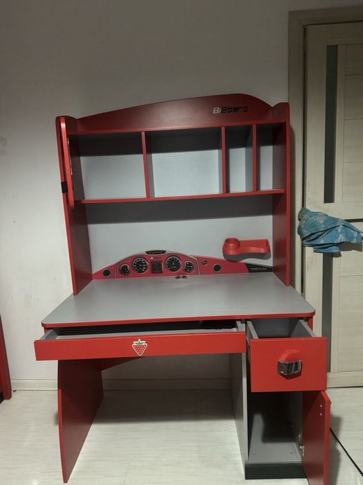 Письменный стол для занятий.