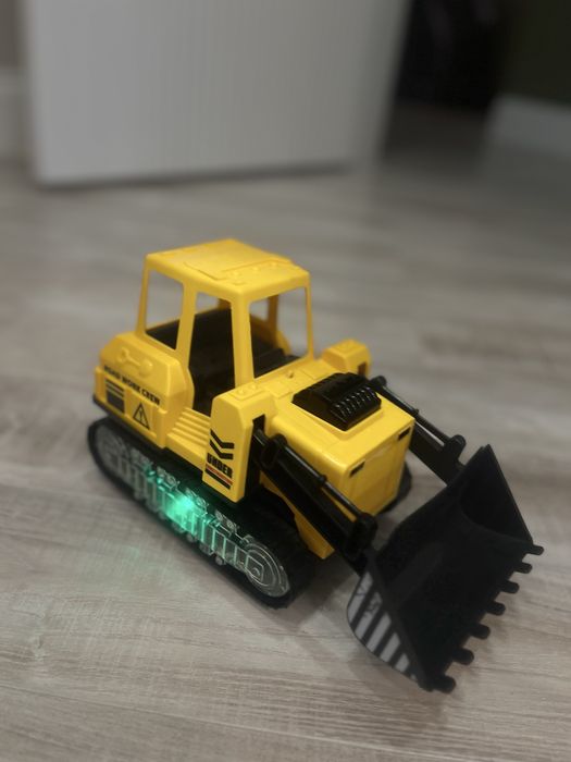 Игрушечный бульдозер