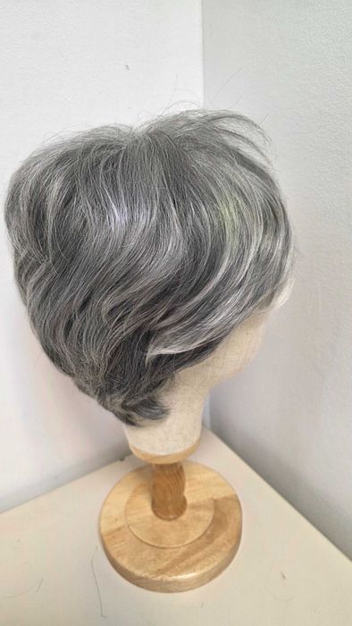 Perucă Haircube scurtă pixie gri argintiu – nouă cu etichetă