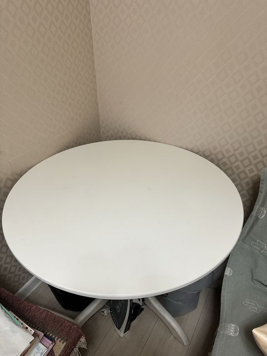 Белый стол.