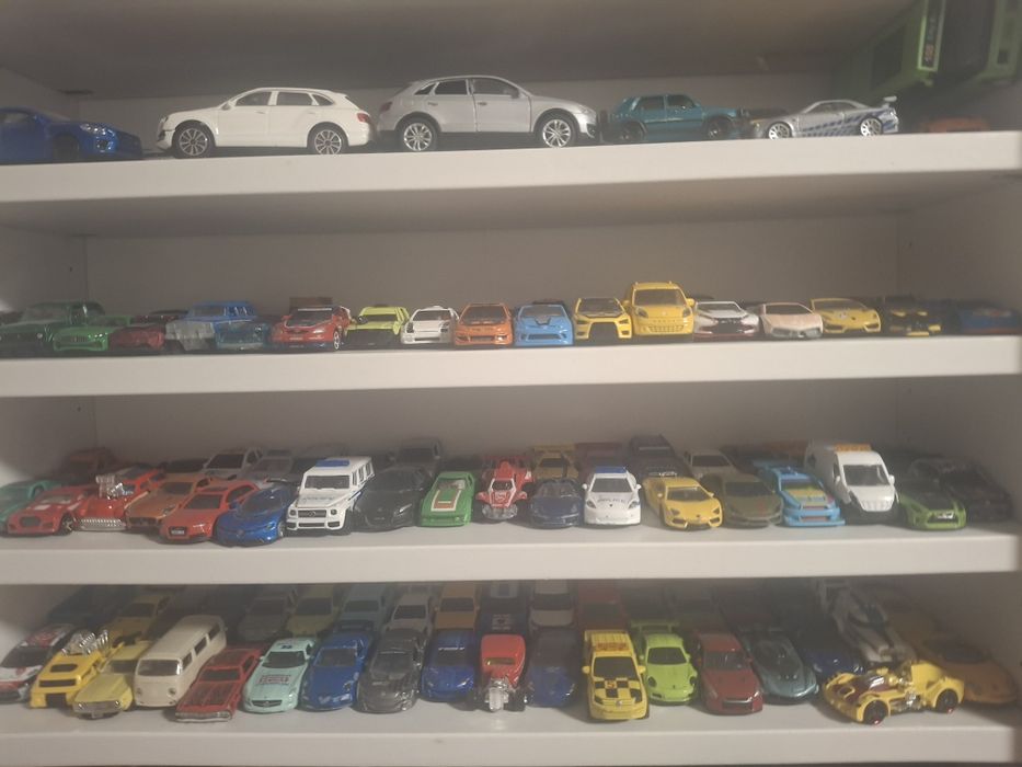 Продавам колекция малки и големи колшчки ( hot wheels,  majorete, matchbox, burajo и др)