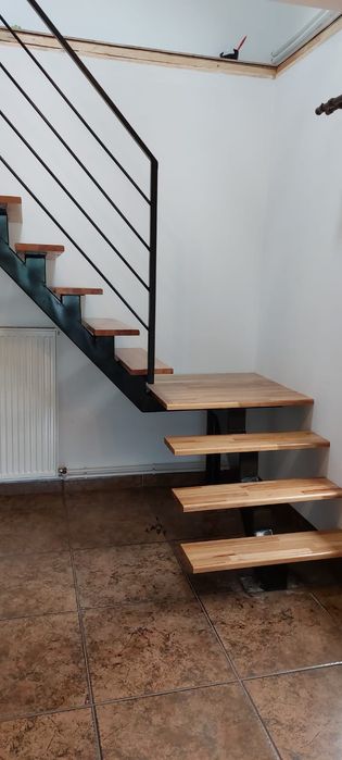 Scara metalica cu trepte din lemn