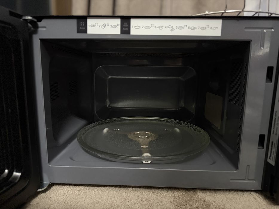 Продавам микровълнова Panasonic NN-K36NBMEPG