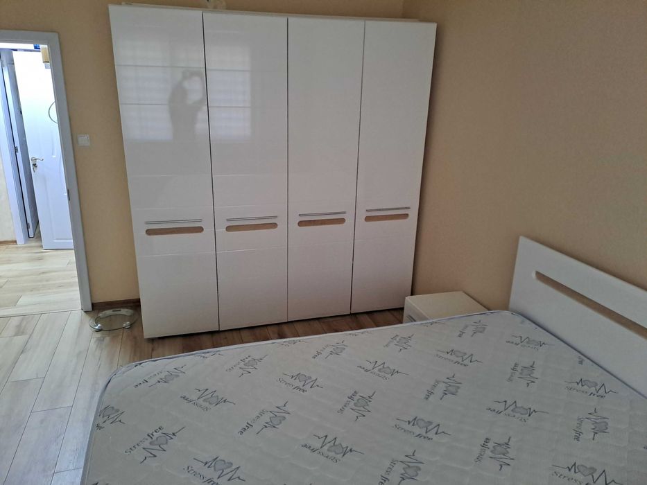 Спалня с матрак, гардероб, скрин, нощни шкафчета и огледало