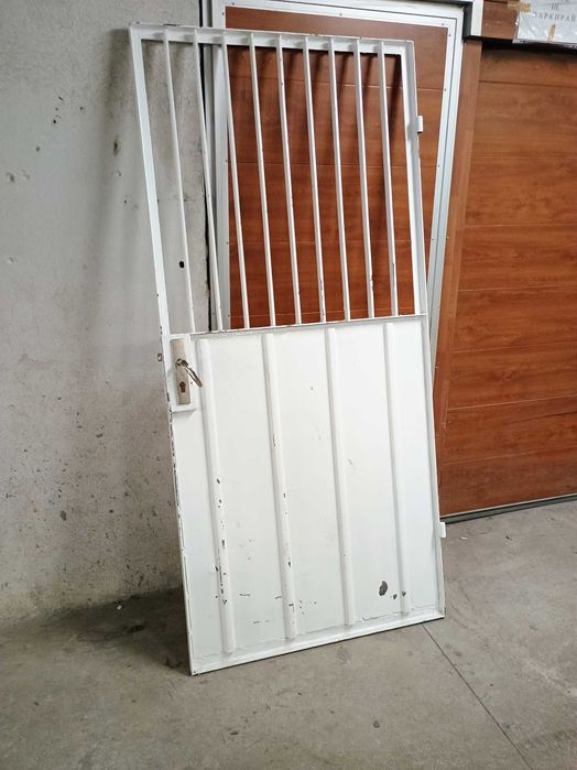 1. Метална Врата 2.Дървена Интериорна и 3. Решетка за Прозорец