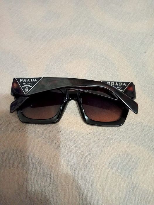 Продам женские оригинальные очки Prada.