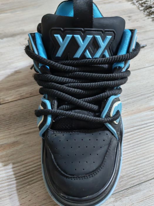 Adidași gryxx aproape noi