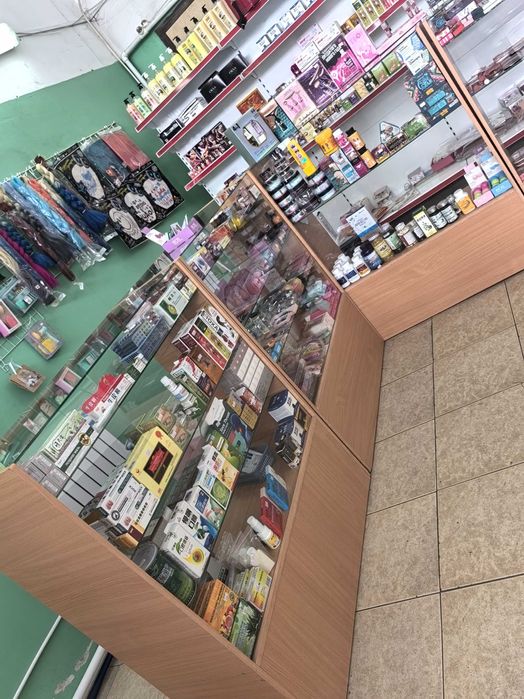 Продам витрины 2 штуки+ 1 высокая