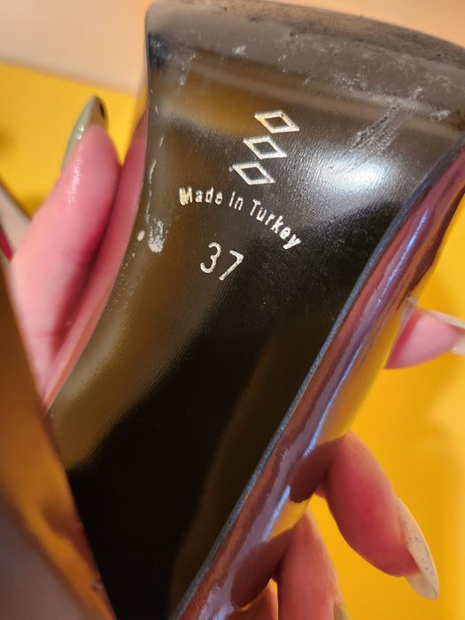 Дамски лачени обувки