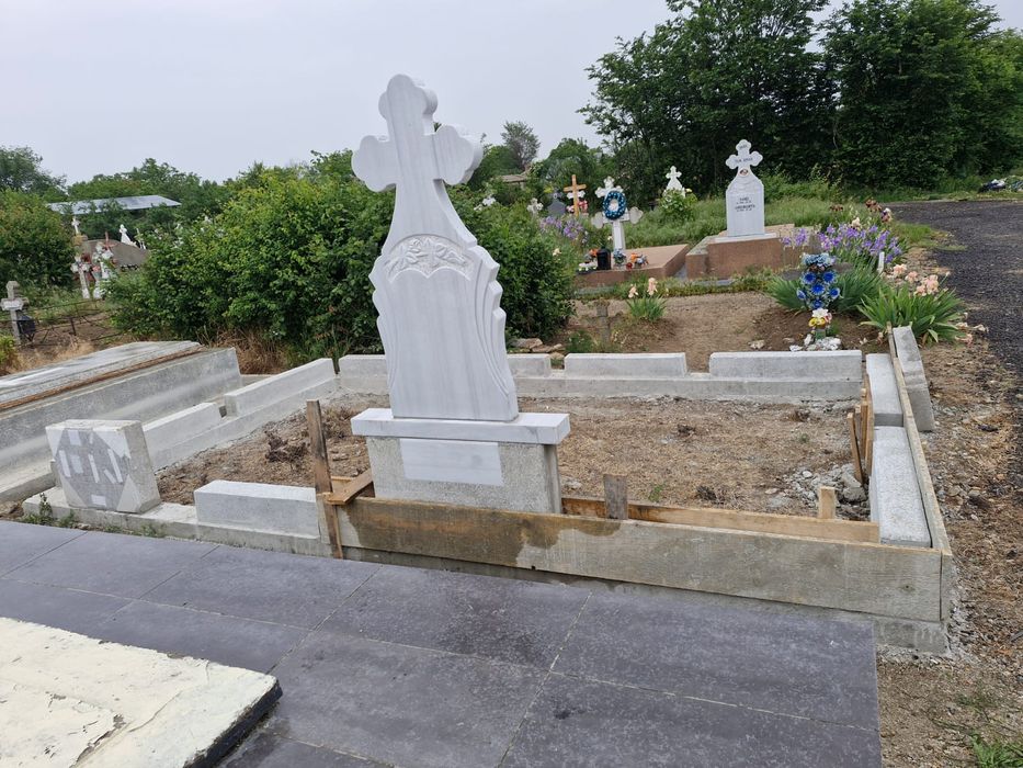 Vând monumente funerare