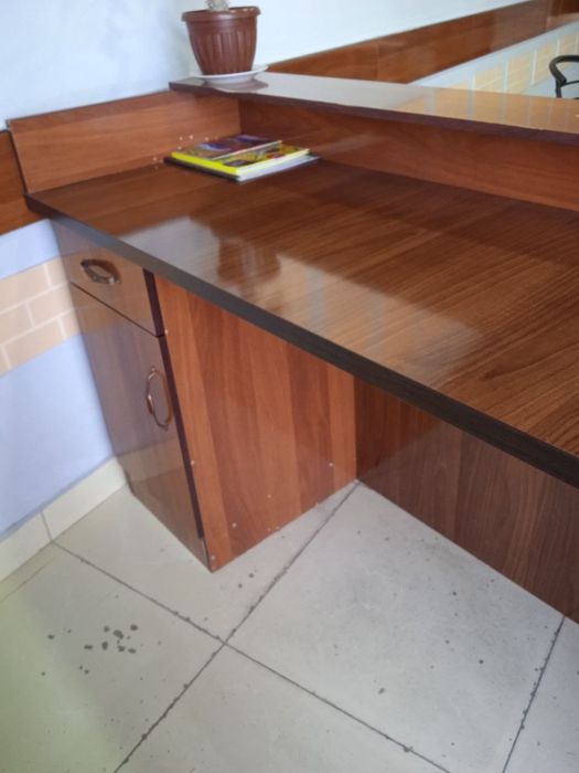 Касса стол (мини бар) сотилади.