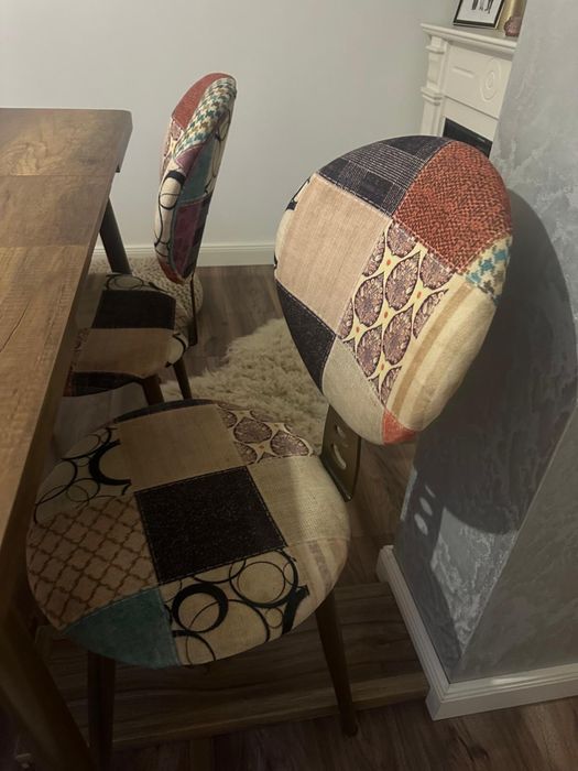 Masă extensibilă+4 scaune tapițate