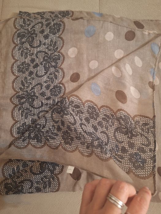 2 Eșarfe,în stare foarte bună