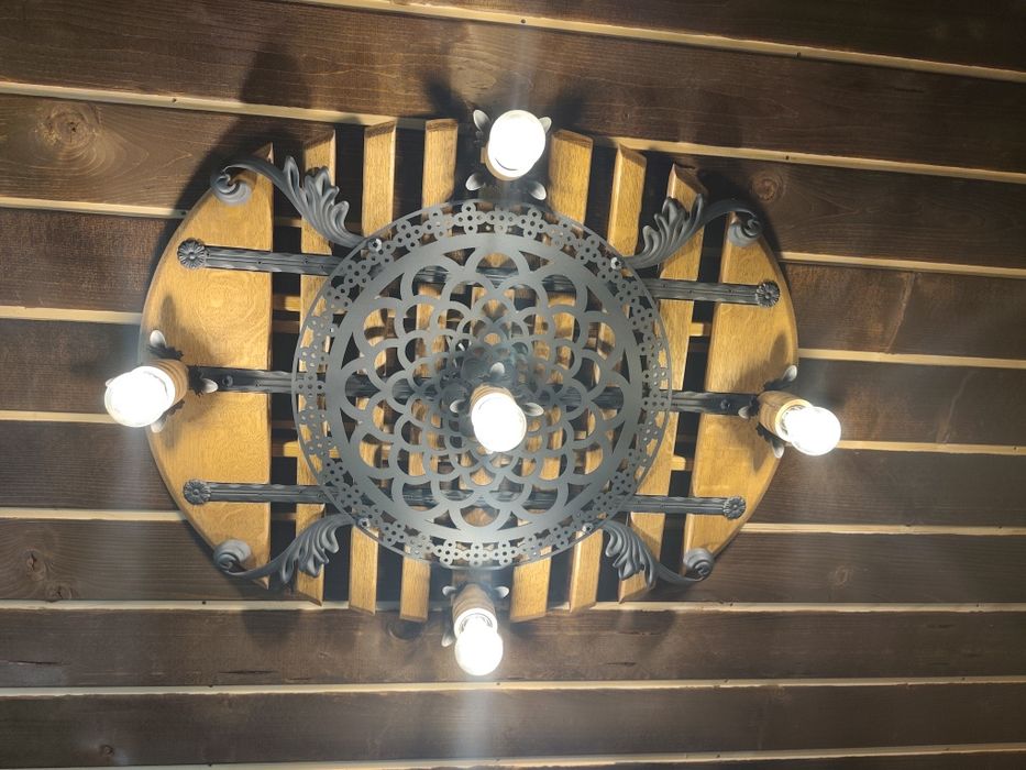 Ръчна изработка на битово осветление от дъно на дъбово буре.