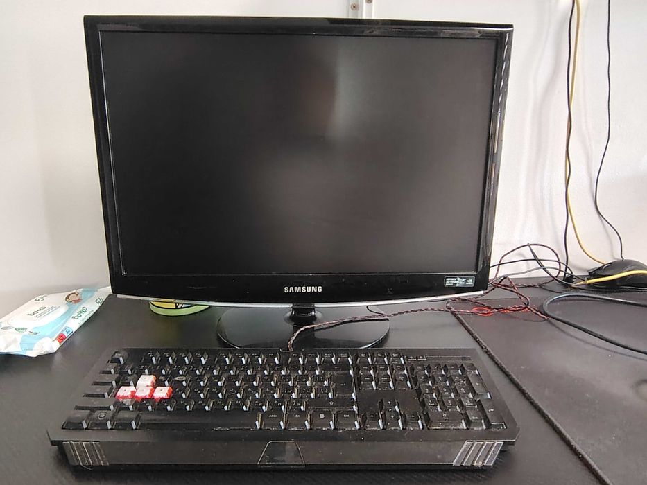Монитор Samsung 22" (120Hz) + Водоустойчива геймърска клавиатура
