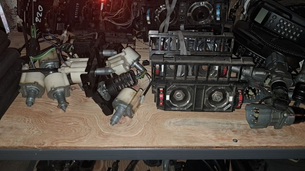 Мерс.124 Консольи салона.