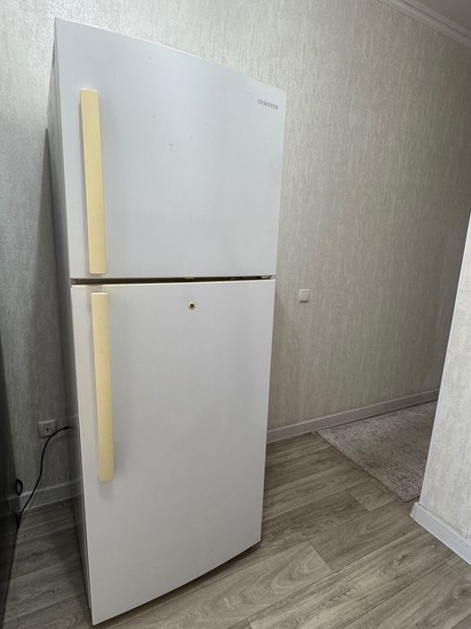Холодильник Samsung  (большой, двухкамерный, No Frost)