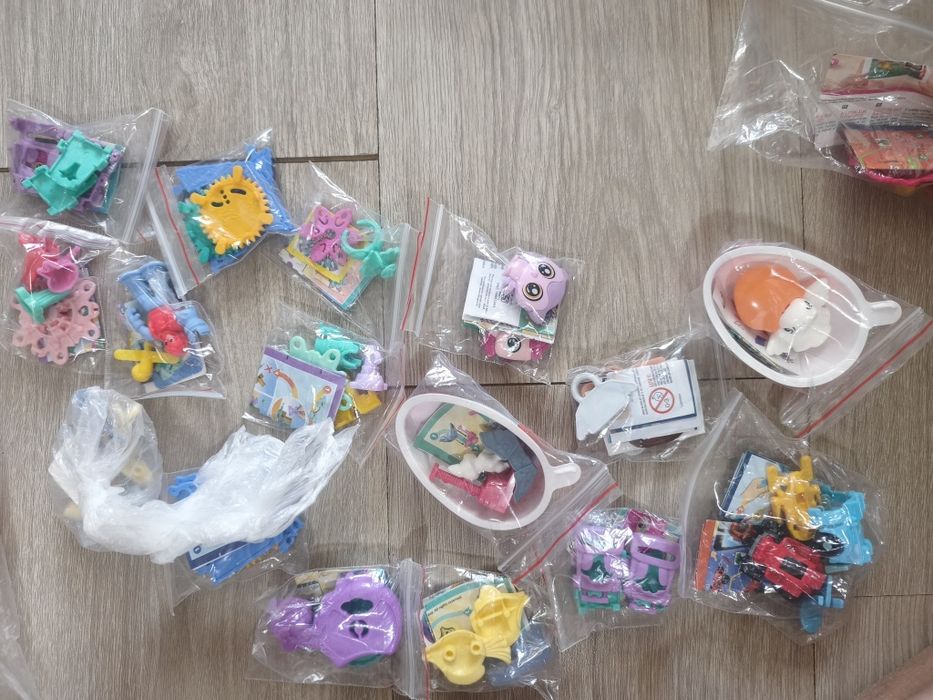 196 броя играчки от яйца Kinder
