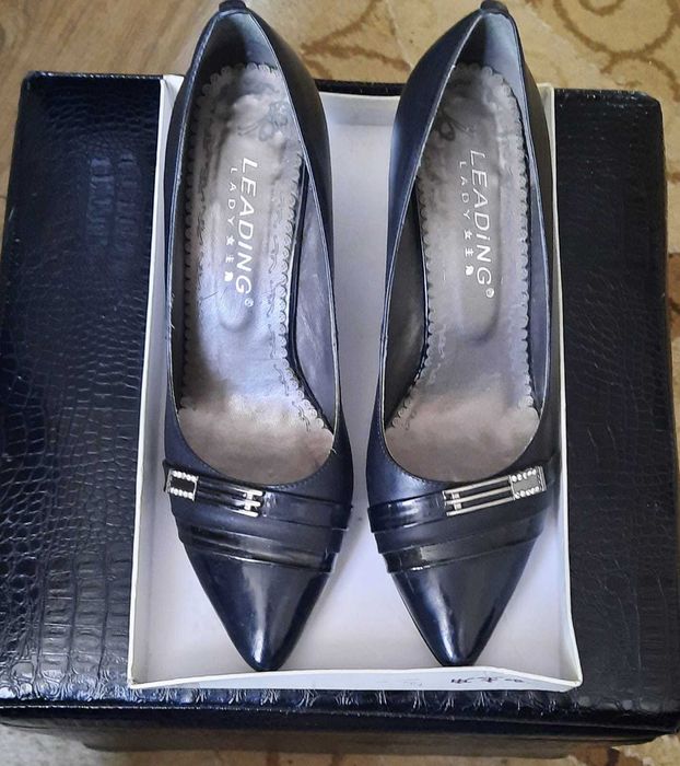 Черные классические туфли