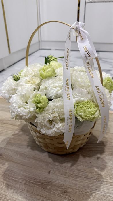 Корзина букет с белыми эустомами (лизиантусом)