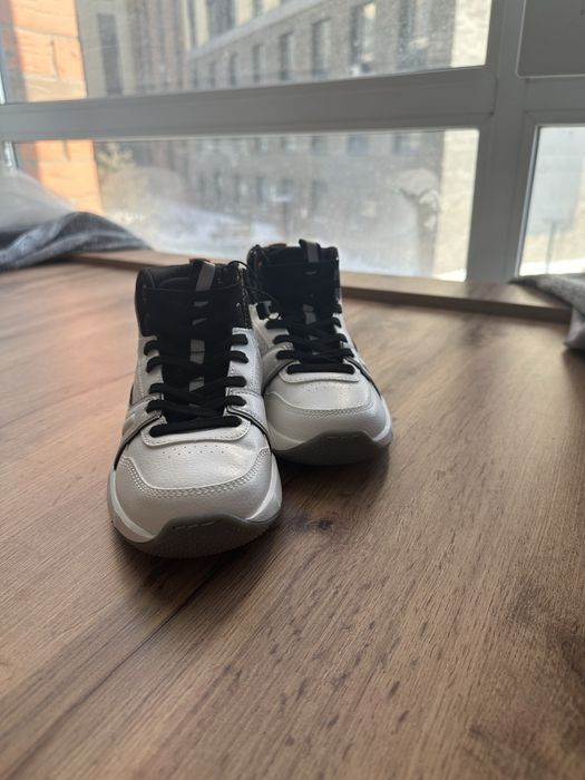 Новые кроссовки.32 размера универсальные