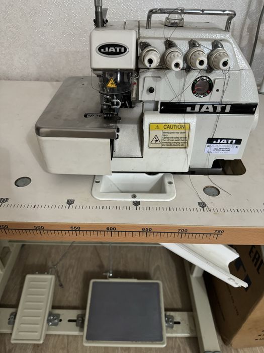 Продам оверлок машинку