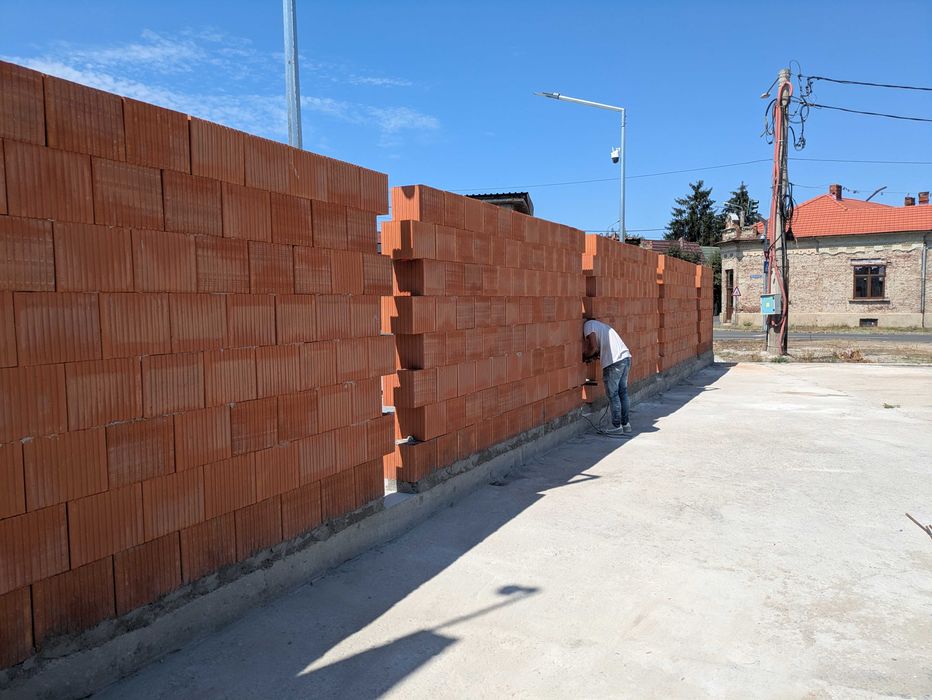 Execut lucrări interioare și exterioare
