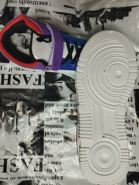 Продам кроссовки новые